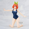 Figura de Yotsuba Nakano arrodillada con bañador azul y lazo verde