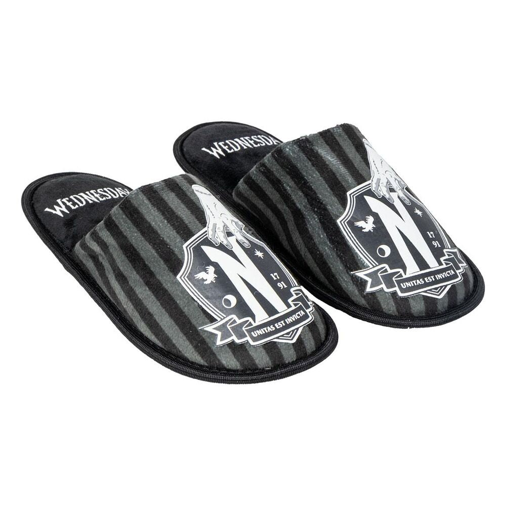 Pantuflas de adulto Wednesday negras y grises a rayas