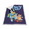 Manta coralina sherpa de Bluey azul con personajes