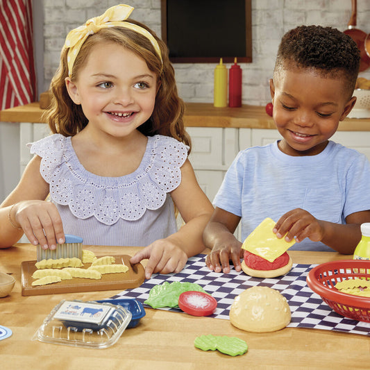 Kit Creative Chefs de Little Tikes con accesorios para preparar una hamburguesa - 3
