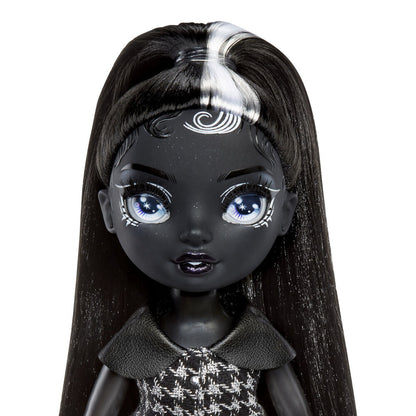Muñeca Shanelle Shadow High de MGA con cabello negro y mecha blanca - 5