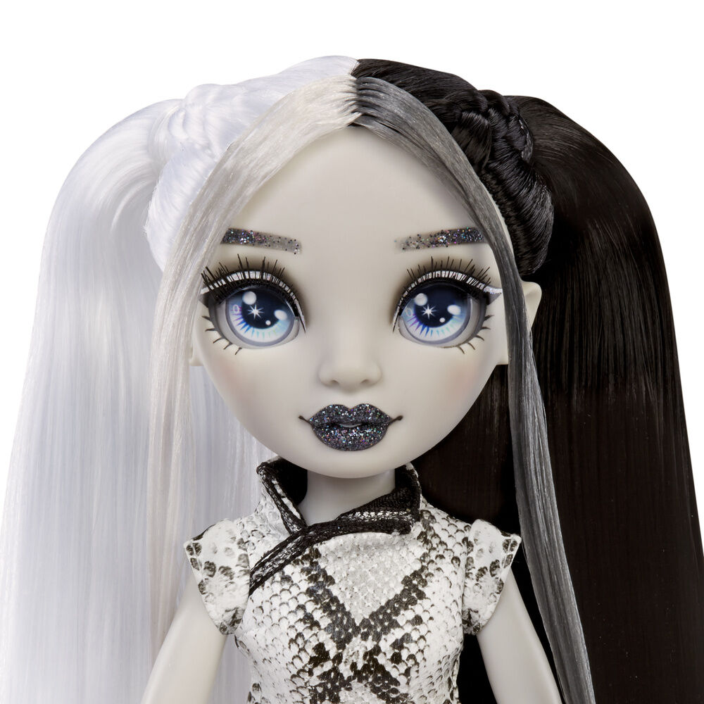 Muñeca Heather Grayson Shadow High con cabello bicolor y vestido blanco y negro - 6