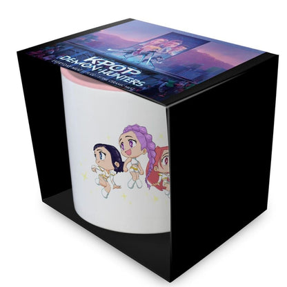 Taza blanca KPop Demon Hunters con guerreras K-pop chibi, asa rosa - 2