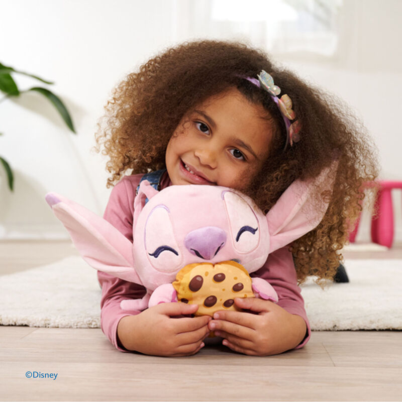 Peluche rosa de Angel de Stitch abrazando una galleta con pepitas - 3