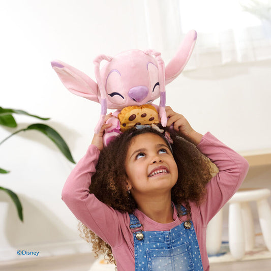 Peluche rosa de Angel de Stitch abrazando una galleta con pepitas - 4