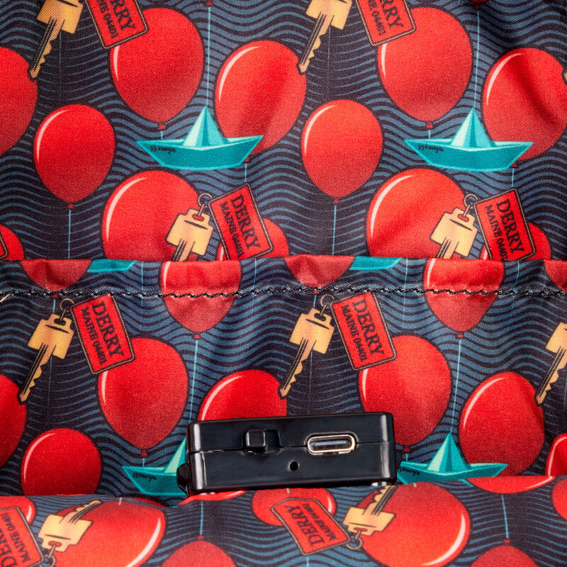 Mochila Loungefly de Pennywise IT con diseño Derry y globos rojos - 7