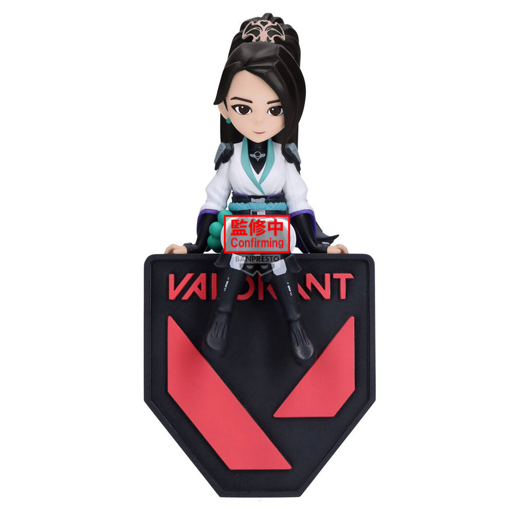 Figura Banpresto de Sage de Valorant sobre una base con el emblema del juego