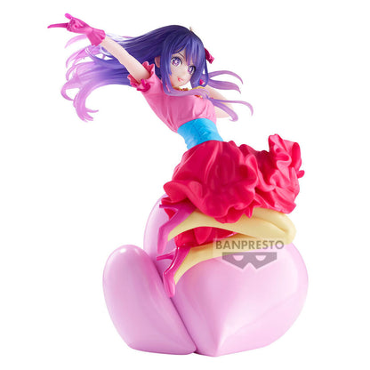 Figura de Ai de Oshi No Ko sobre una base de corazón rosa