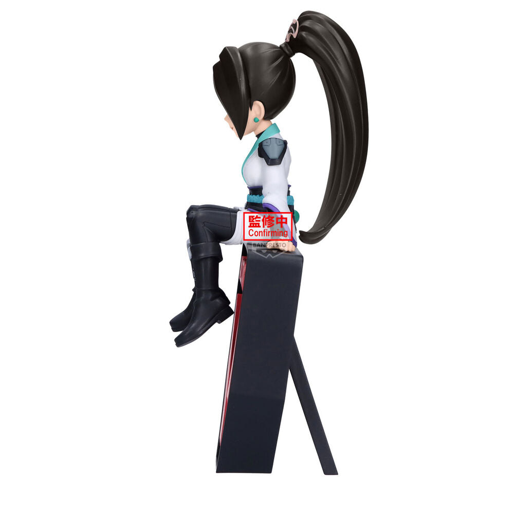 Figura Banpresto de Sage de Valorant sobre una base con el emblema del juego - 3