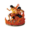Figura Ichibansho de Ace y Luffy de One Piece rodeados de llamas