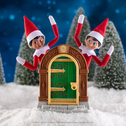 Portal mágico The Elf on the Shelf con puerta verde y fondo invernal - 4
