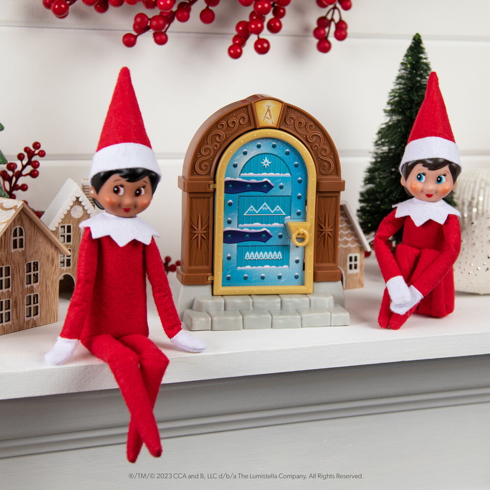Portal mágico The Elf on the Shelf con puerta verde y fondo invernal - 5