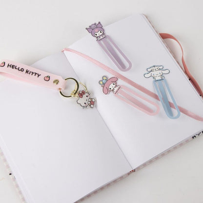 Set de papelería Hello Kitty con libreta rosa, tres marcapáginas y llavero - 2