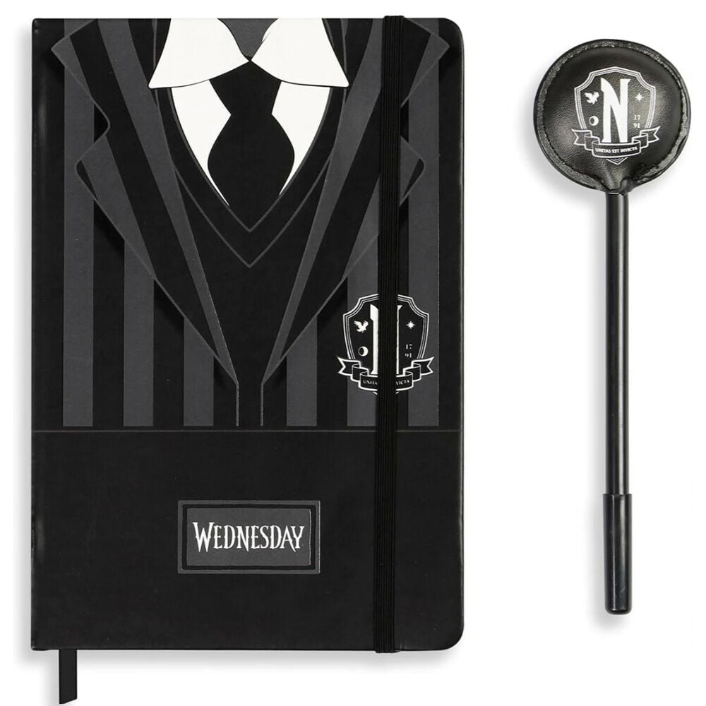 Diario Wednesday negro con diseño de uniforme y bolígrafo a juego