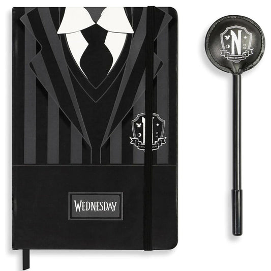Diario Wednesday negro con diseño de uniforme y bolígrafo a juego