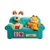 Calendario perpetuo 3D de Garfield y Odie en un sofá turquesa