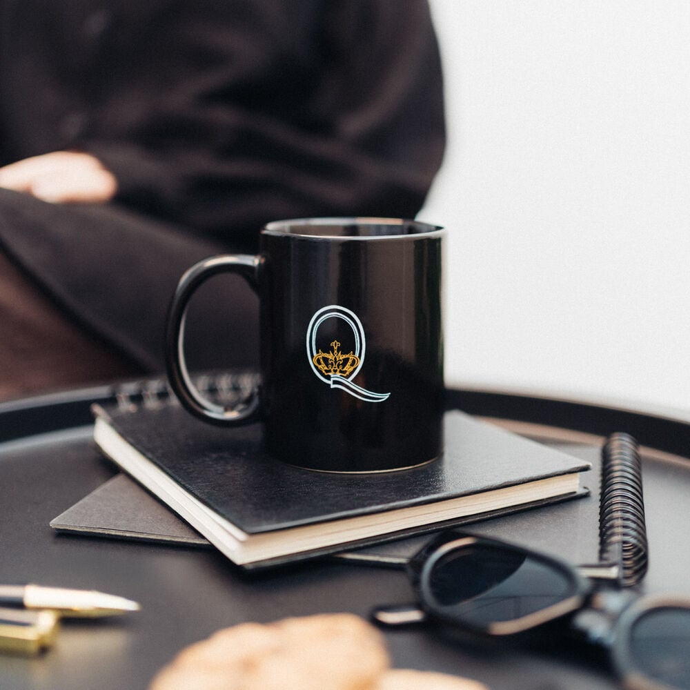Taza Queen ERIK negra de cerámica con emblema dorado - 4