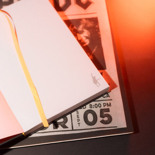 Cuaderno A5 AC/DC negro con logotipo rojo y amarillo - 5