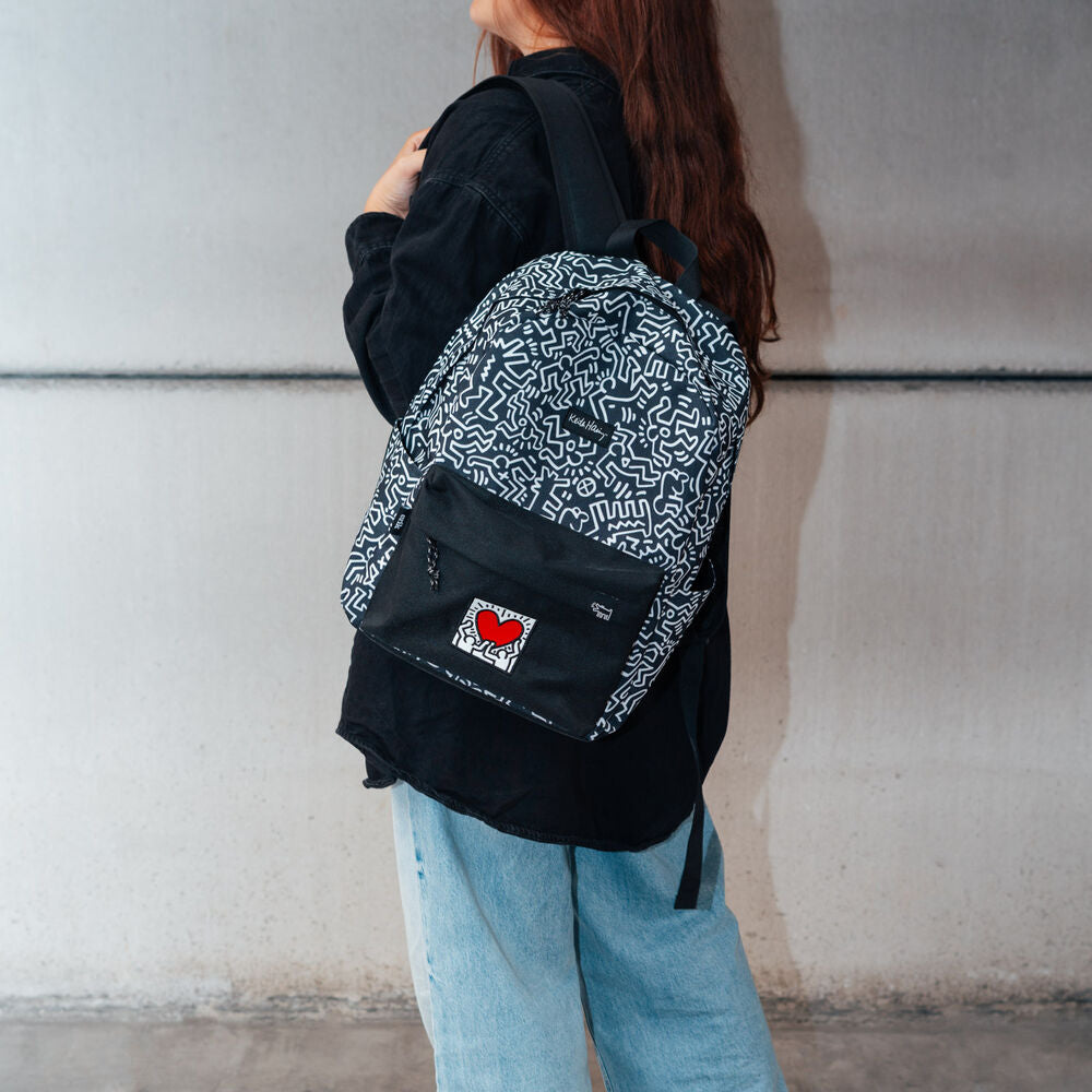 Mochila ERIK Keith Haring negra con estampado blanco y corazón rojo - 3
