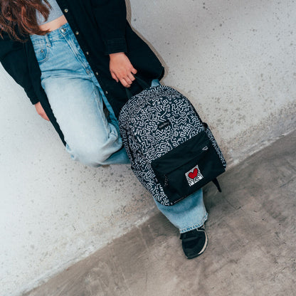 Mochila ERIK Keith Haring negra con estampado blanco y corazón rojo - 4