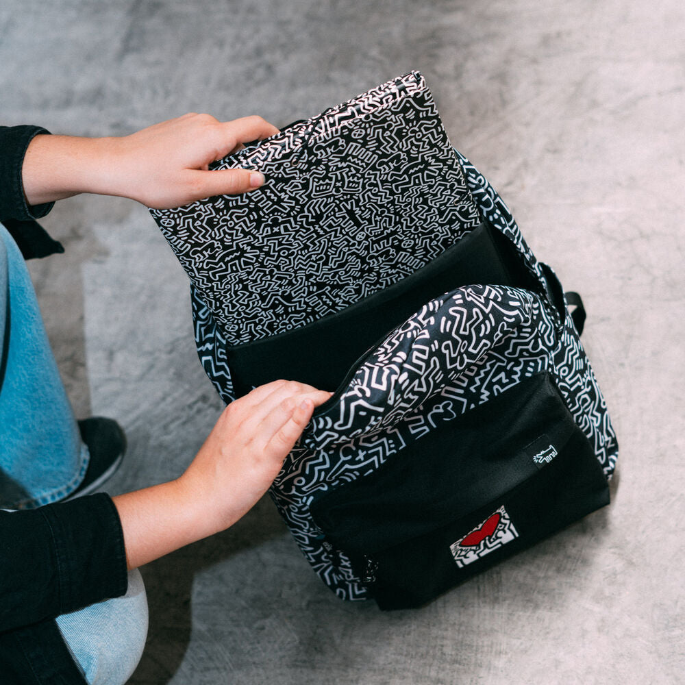 Mochila ERIK Keith Haring negra con estampado blanco y corazón rojo - 6