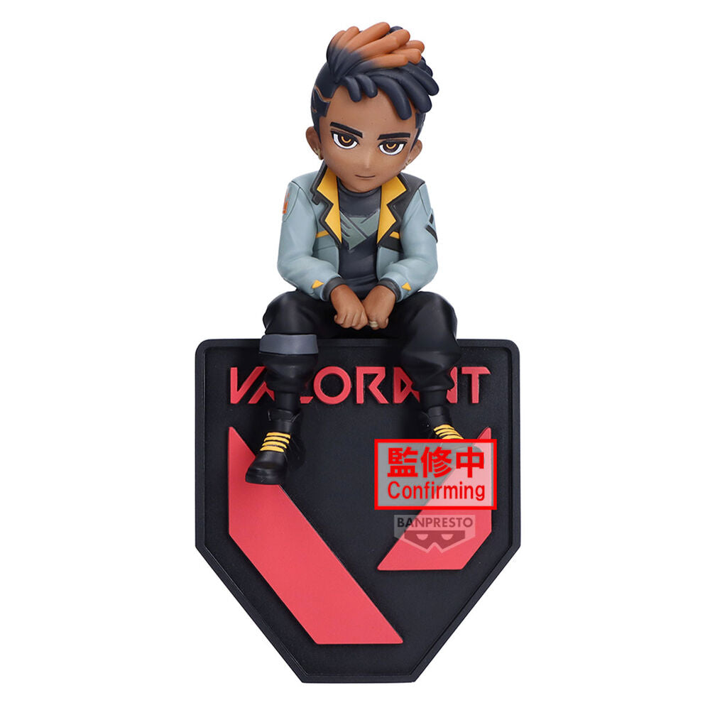 Figura de Phoenix de Valorant sentado sobre una base negra y roja