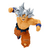 Figura de Son Goku Ultra Instinct con cabello plateado en pose de ataque