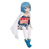 Figura sentada de Sayara Miki con capa blanca y vestuario azul