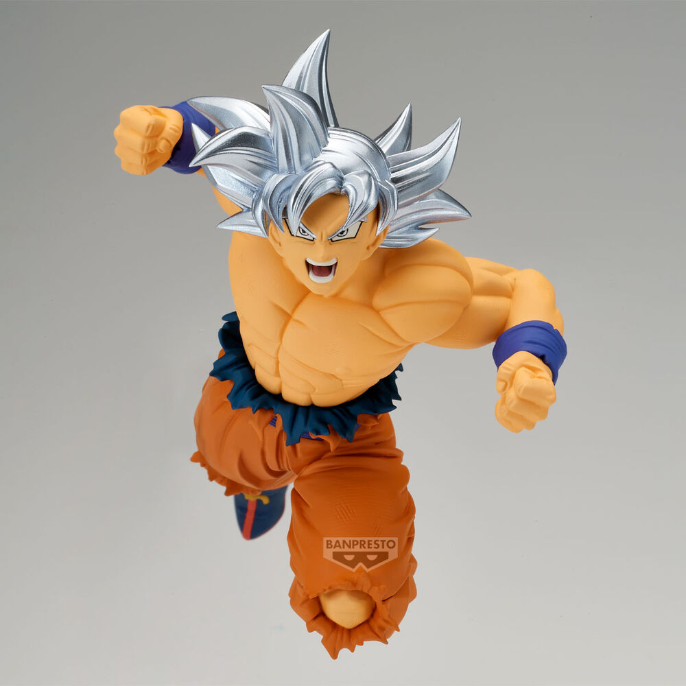Figura de Son Goku Ultra Instinct con cabello plateado en pose de ataque - 2