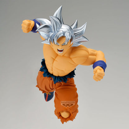 Figura de Son Goku Ultra Instinct con cabello plateado en pose de ataque - 2