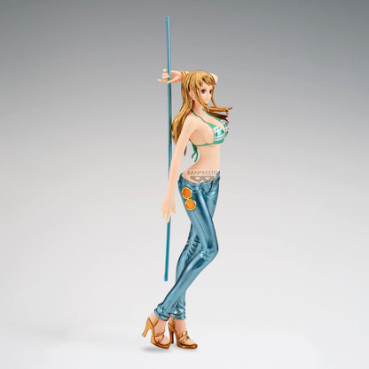 Figura de Nami de One Piece Glitter & Glamorous con top verde y vaqueros azules - 2