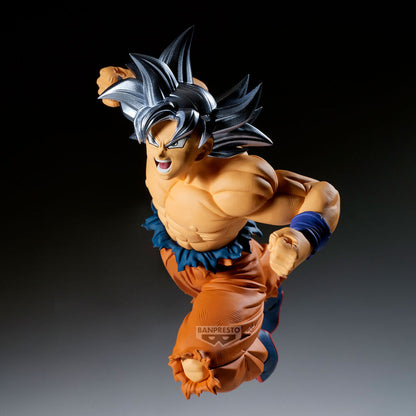 Figura de Son Goku Ultra Instinct con cabello plateado en pose de ataque - 3