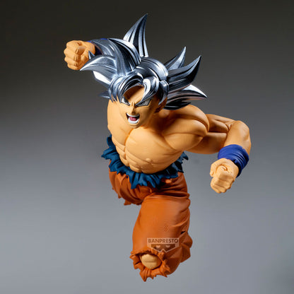 Figura de Son Goku Ultra Instinct con cabello plateado en pose de ataque - 4