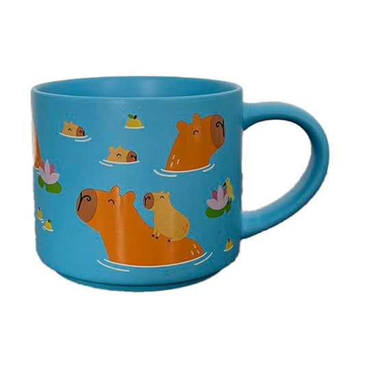 Taza azul de porcelana con capibaras y nenúfares