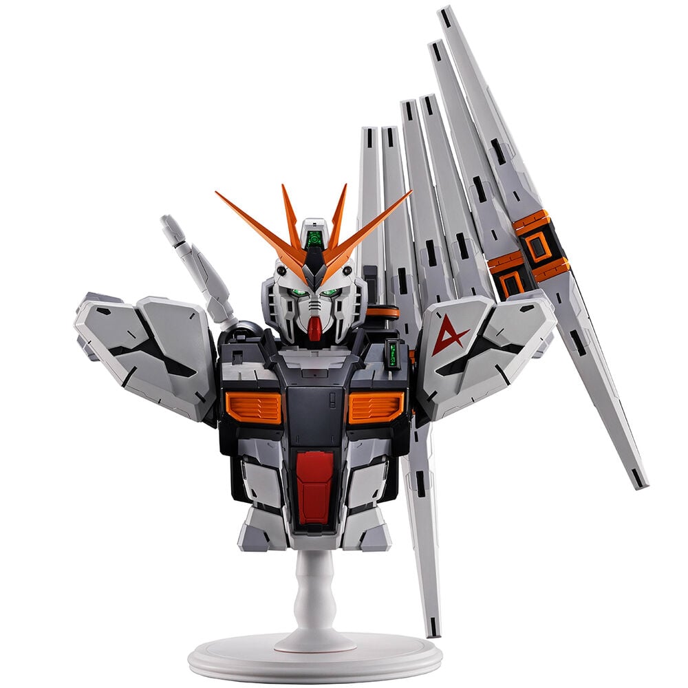 Figura Ichibansho de V Gundam Banpresto en blanco, gris y naranja sobre base circular