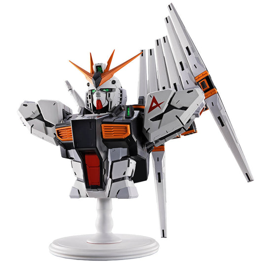 Figura Ichibansho de V Gundam Banpresto en blanco, gris y naranja sobre base circular - 2