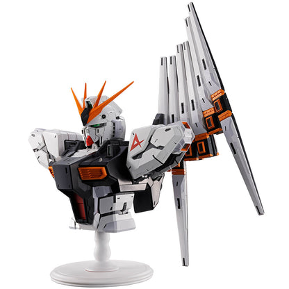 Figura Ichibansho de V Gundam Banpresto en blanco, gris y naranja sobre base circular - 3
