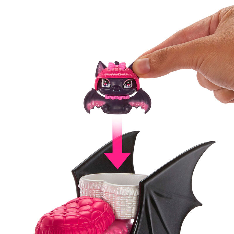 Muñeca Draculaura Monster High con scooter rosa y negro y Count Fabulous - 6