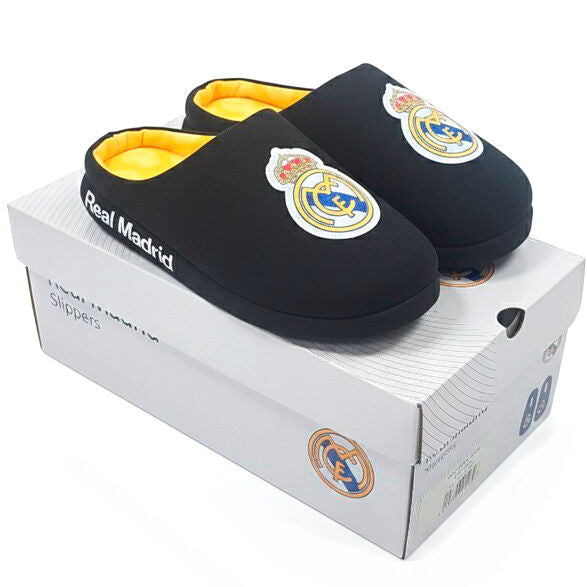 Pantuflas negras de adulto del Real Madrid con escudo e interior amarillo