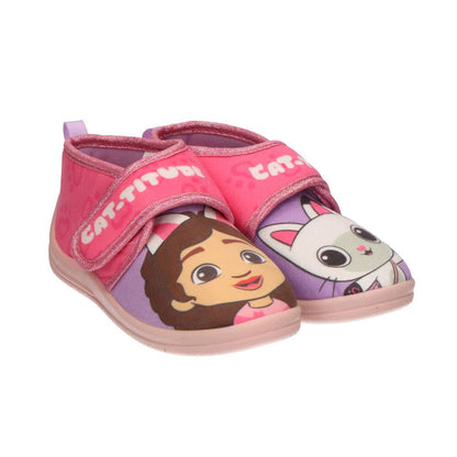Pantuflas rosas de La Casa de Muñecas de Gabby con ilustraciones de Gabby y un personaje felino