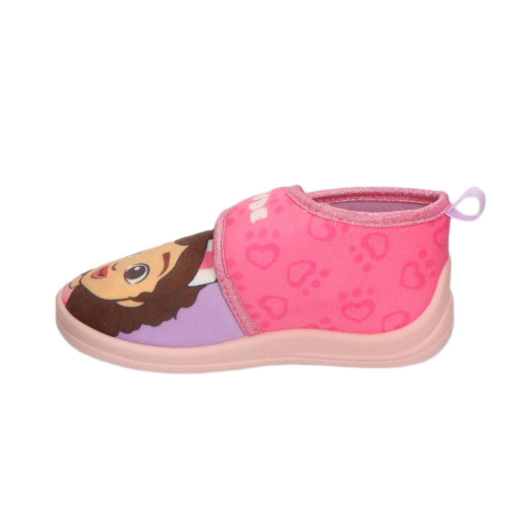 Pantuflas rosas de La Casa de Muñecas de Gabby con ilustraciones de Gabby y un personaje felino - 3