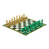 Réplica del juego de ajedrez de Wicked con tablero verde y piezas doradas y verdes