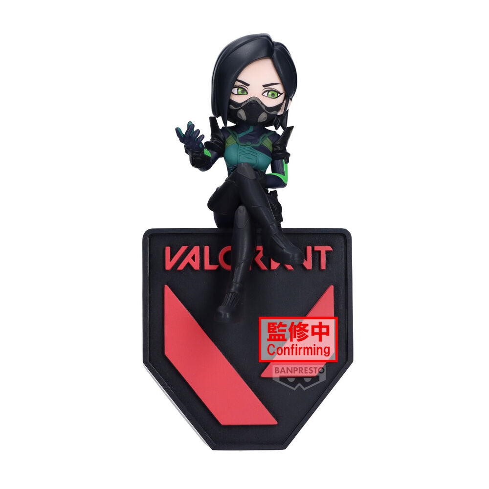 Figura de Viper de Valorant Banpresto sobre base expositora
