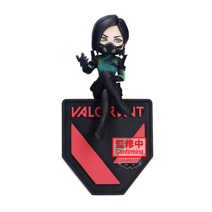 Figura de Viper de Valorant Banpresto sobre base expositora