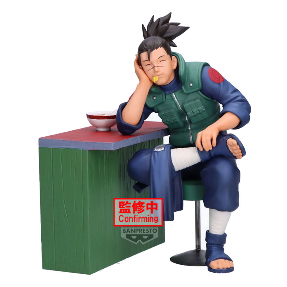 Figura de Iruka Umino de Naruto sentado junto a una mesa