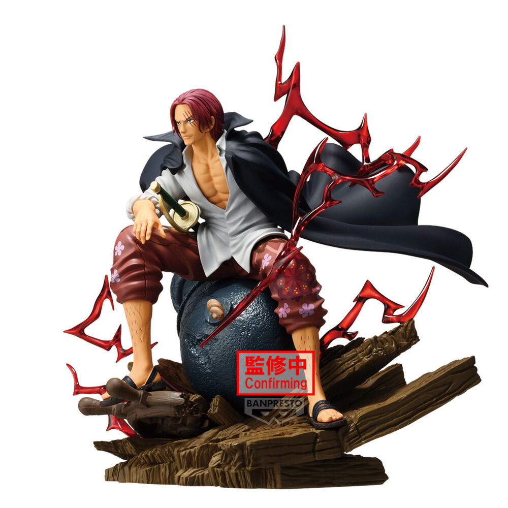Figura de Shanks de One Piece sobre una base de madera con efectos rojos - 3