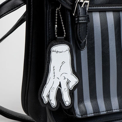 Mochila Wednesday CERDÁ negra de polipiel con rayas grises y colgante de mano - 2