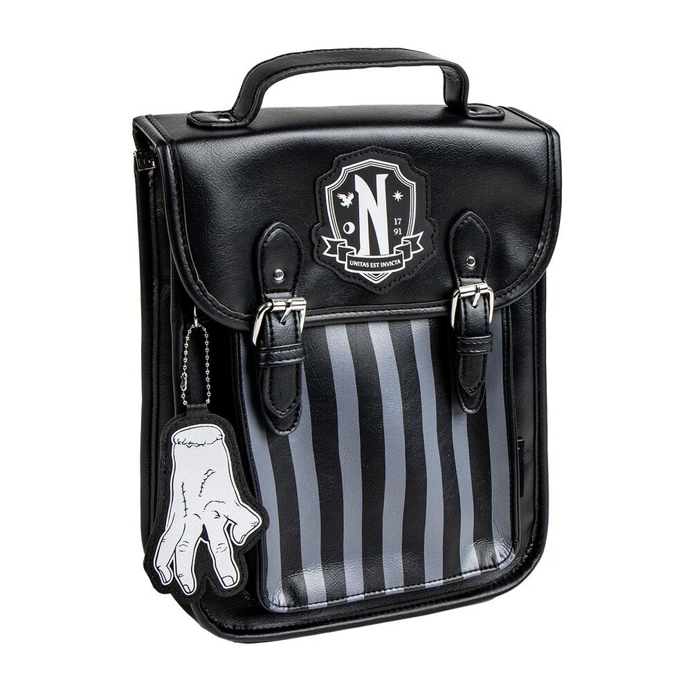 Mochila Wednesday CERDÁ negra de polipiel con rayas grises y colgante de mano