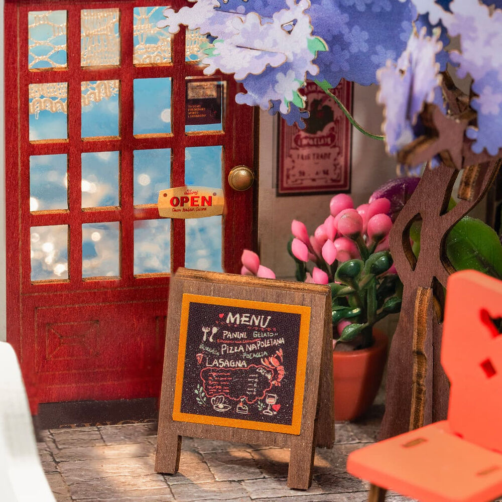 Maqueta Sea Holiday Restaurant de ROBOTIME Rolife con terraza costera y jacaranda en flor - 3