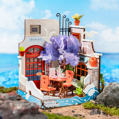 Maqueta Sea Holiday Restaurant de ROBOTIME Rolife con terraza costera y jacaranda en flor - 5